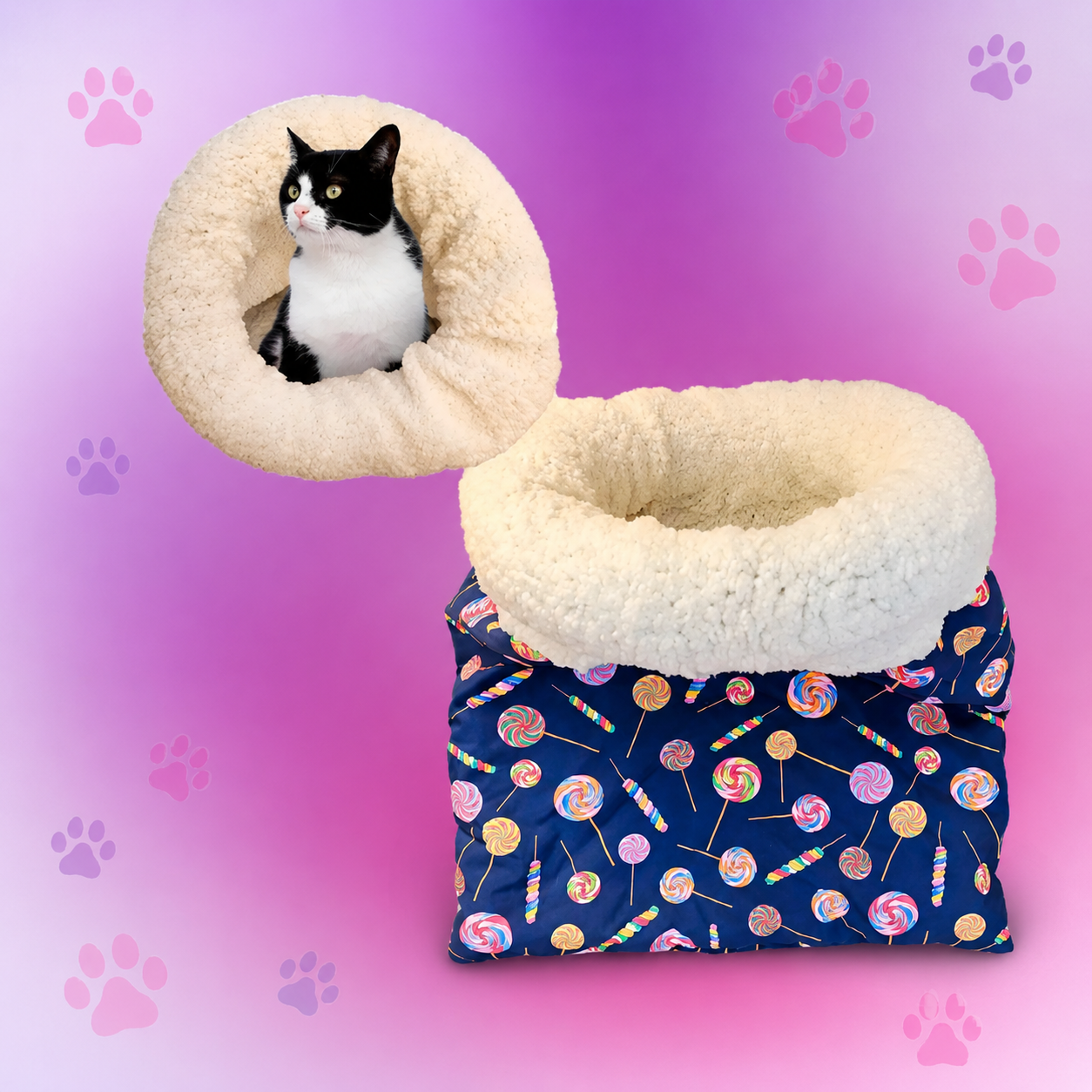 Cama toca para gato em formato de saco de dormir, cor bege com estampa de picol&eacute;s no exterior